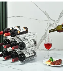 Stapelbares Weinregal aus klarem Acryl in einer Umgebung mit Rotwein und Speisen.