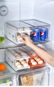 Detalle de una caja de almacenamiento de huevos de doble capa en un refrigerador.
