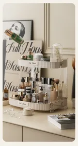 Detail van de 2-laagse crème cosmetische organizer met gegroefde randen en steunen