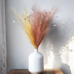 Kunstmatig pampasgras in een witte vaas voor een elegante huisdecoratie details.