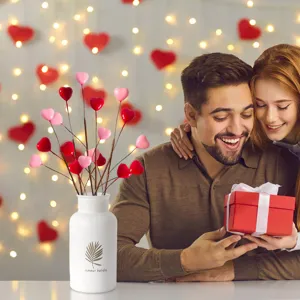 Rami di bacche a cuore rosso e rosa per decorazioni di San Valentino e matrimoni.