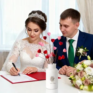 Decorazioni a forma di cuore rosse e rosa in vaso bianco per tavola di nozze elegante