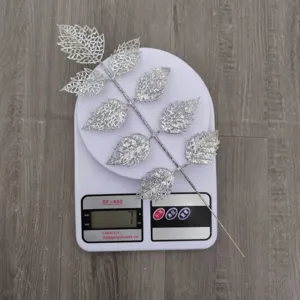 Detailansicht eines silbernen Glitzer-Weihnachtszweigs mit einem Gewicht von ca. 7 g.