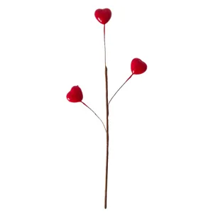 Ramo decorativo di San Valentino con tre bacche rosse lucide a forma di cuore per interni