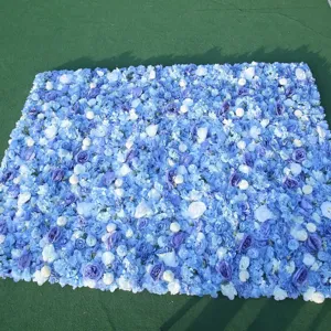 Vista dettagliata del denso fondale di fiori artificiali blu e bianchi per matrimoni