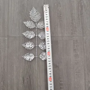 Detaillierte Messung des silbernen Glitzer-Weihnachtsblattzweigs mit 34 cm Länge