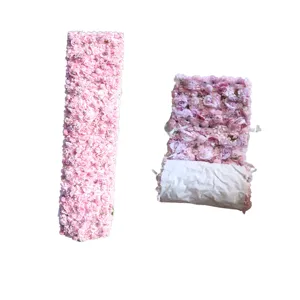 Dettaglio del runner di fiori in seta rosa e viola per sfondo nuziale con supporto in tessuto
