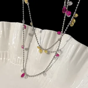 Delicata collana a catena a sfere argento con zirconi colorati a goccia pendenti.