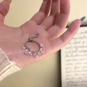 Primo piano di scintillanti zirconi a goccia d'acqua su una sottile collana d'argento