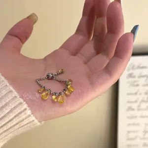 Primo piano di una collana a catena in argento con pendenti in zircone a goccia