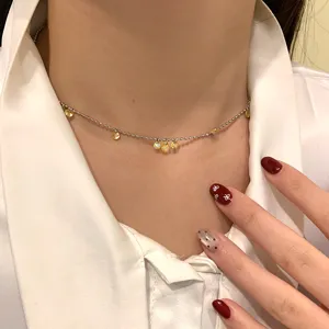 Dettaglio di collana stile francese con zircone a goccia giallo su catena argento