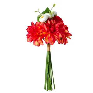 Detailopname van een kunstmatig rood dahlia bruidsboeket met witte bloemaccenten