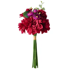 Detailopname van een elegant kunstmatig dahlia-bruidsboeket met rode en paarse levendige bloemen