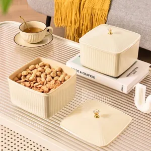 Elegante caja de almacenamiento cuadrada de plástico crema con tapa y pomo de cristal