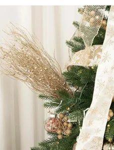 Gros plan de branches dorées pailletées sur un sapin de Noël pour décoration