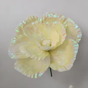 Primer plano detallado de gran flor peonía artificial iridiscente pétalos perlados.