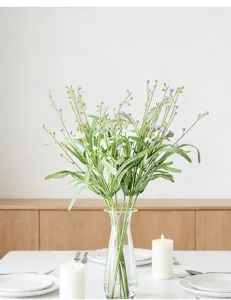 Bouquet de gypsophile artificiel en vase en verre, détail de décoration de table élégante.