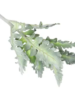 Vista detallada de la textura flocada de las hojas de cineraria marítima artificiales