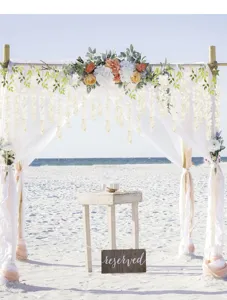 Schöne 12 Stück künstliche weiße Blauregen-Blumenreben an einem Strand-Hochzeitsbogen.