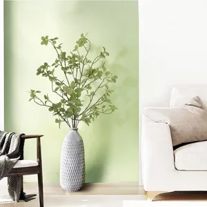 Künstlicher Enkianthus-Zweig in grauer Vase für minimalistische nordische Heimdeko