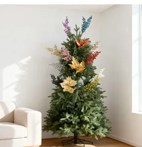 Bacche e foglie di Natale artificiali che decorano un pino in una stanza luminosa