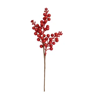 Vista dettagliata di bacche rosse artificiali glitterate per decorazioni natalizie fai da te