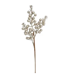 Dettaglio di bacche argentate glitterate su un ramo decorativo di Natale artificiale