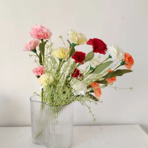 Bouquet d'œillets artificiels multicolores dans un élégant vase en verre pour décor