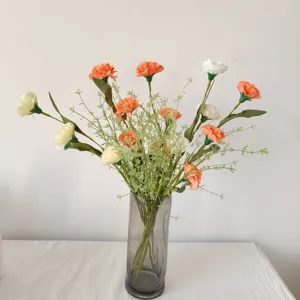 Bouquet d'œillets artificiels élégant dans un vase en verre gris pour la maison