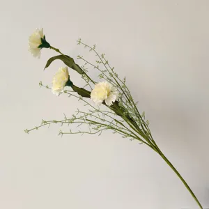 Tige d'oeillet artificiel crème à trois têtes avec feuillage vert pour la décoration