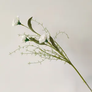 Vue détaillée d'un bouquet d'œillets artificiels blancs avec tiges vertes pour décoration