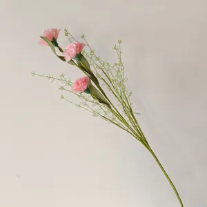 Vue détaillée de fleurs d'œillets artificiels roses avec un feuillage vert réaliste.