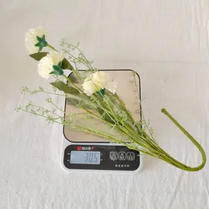 Vue détaillée montrant la légèreté du bouquet d'œillets artificiels pesant 30,5g.