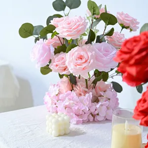 Arrangement floral de roses et hortensias artificiels centre de table mariage détail