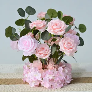 Arrangement floral de roses artificielles rose pour décoration de table de mariage et fête.