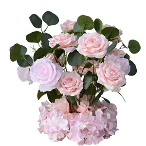 Bouquet de roses artificielles roses pour décoration de table de mariage et intérieur chaleureux.