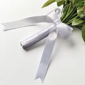 Nahaufnahme einer weißen Seidenbandschleife am Brautstraußgriff für Hochzeiten