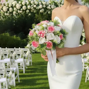 Detailansicht eines eleganten Brautstraußes mit rosa und weißen Rosen in einem Garten