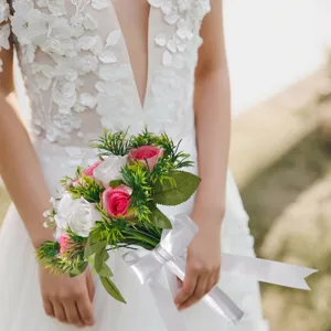 Nahaufnahme eines künstlichen Brautstraußes mit rosa und weißen Rosen