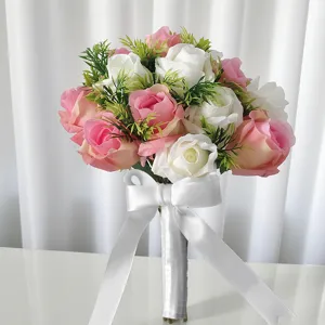 Detailansicht eines künstlichen Brautstraußes mit rosa und weißen Rosen und Satinschleife