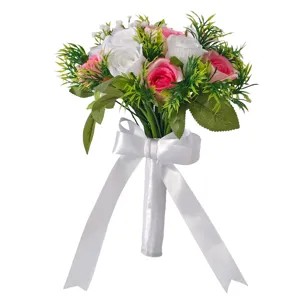 Eleganter künstlicher Brautstrauß mit rosa und weißen Rosen und weißer Satinschleife