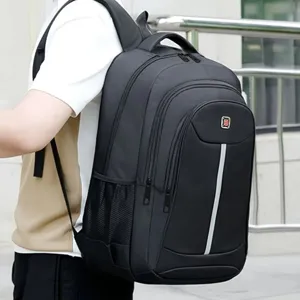 Hombre con una gran mochila negra de negocios para portátil en vista de detalle