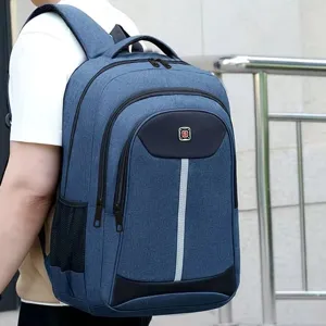 Vista detallada de una mochila azul de gran capacidad para portátil llevada al hombro