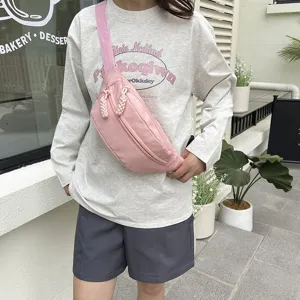 Sac de poitrine en nylon rose, sac bandoulière de sport stylé pour les déplacements et voyages.