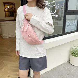 Sac de poitrine rose en nylon pour femmes et hommes, sac bandoulière tendance pour le quotidien.