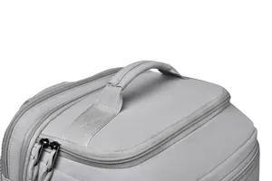 Λεπτομέρεια επάνω λαβής γκρι σακιδίου ταξιδιού με ανθεκτικό ύφασμα και ενισχυμένους ιμάντες.