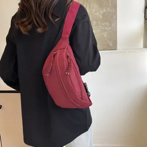 Vue détaillée du sac de poitrine en nylon bordeaux, sac bandoulière décontracté pour trajets.