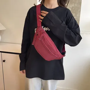 Vue détaillée du sac de poitrine en nylon décontracté rouge foncé, idéal pour le trajet quotidien.