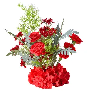 Élégant arrangement de roses et d'hortensies artificielles rouges pour décor de mariage