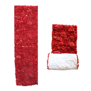 Dettaglio della parete di fiori artificiali rossi con fondo in tessuto per matrimoni.